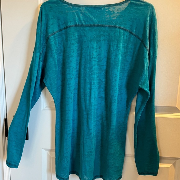 New Direction weekend size large turquoise t-shirt - Picture 3 of 3